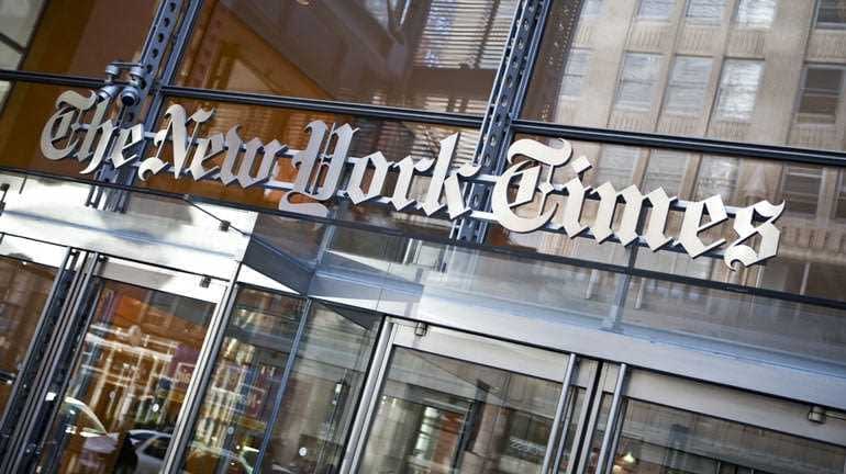 Placa de entrada do prédio do The New York Times com o nome exibido em destaque. - Olive Oil Times