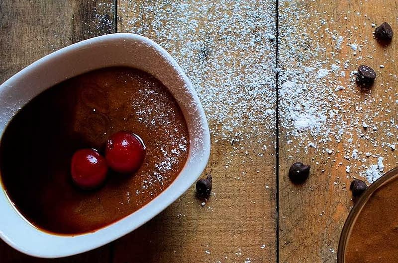 Olivenöl und Schokoladenmousse mit Granatapfelmelasse