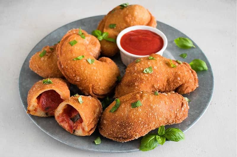 In Olivenöl gebratene Panzarotti (frittierte Calzone)