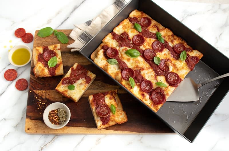 Pizza u detroitskom stilu s EVOO korom