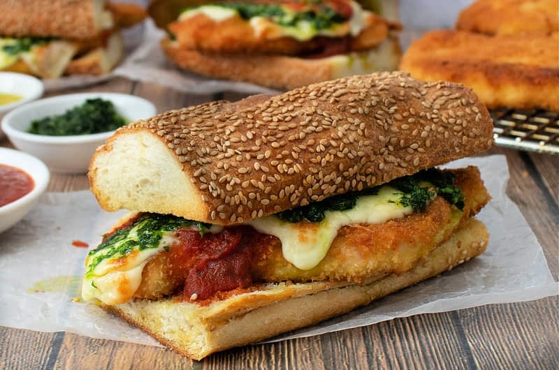 Hızlı Pestolu Zeytinyağlı Çıtır Tavuk Parm