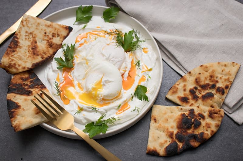 Pochierte Eier und Joghurt mit rauchigem Pfeffer-Olivenöl