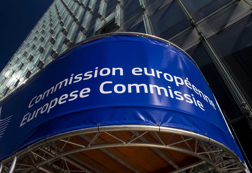 建筑物正面的标牌上写着“Commission européenne”和“European Commission”。 - Olive Oil Times