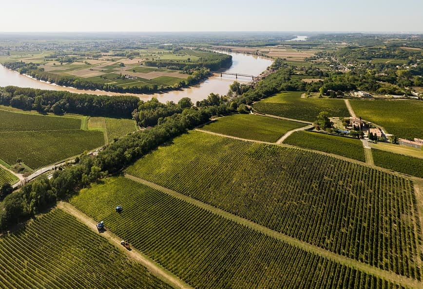 Pogled iz zraka na kmetijska zemljišča v mestu Gironde v Franciji