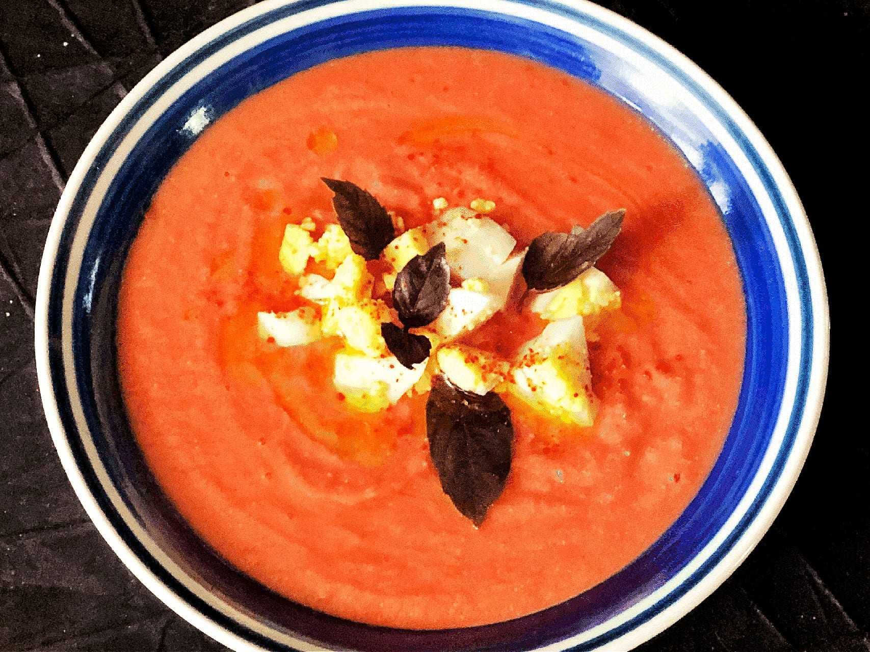 Salmorejo (soupe de tomates réfrigérée à l'huile d'olive aux fines herbes)