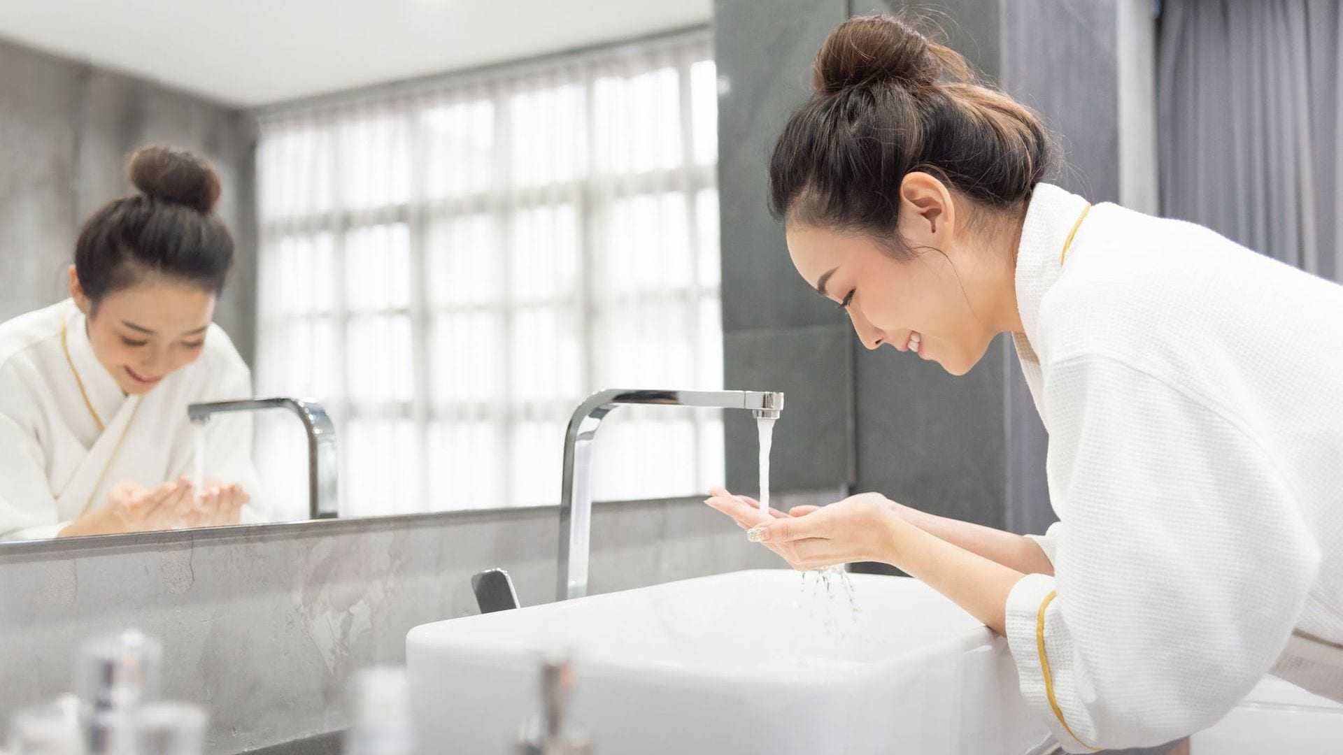 Ежедневная процедура. Корейская девушка умывание. Умывающаяся азиатка. Женщина умывается ванной комнате. Раковина для умывания девушка красивая.