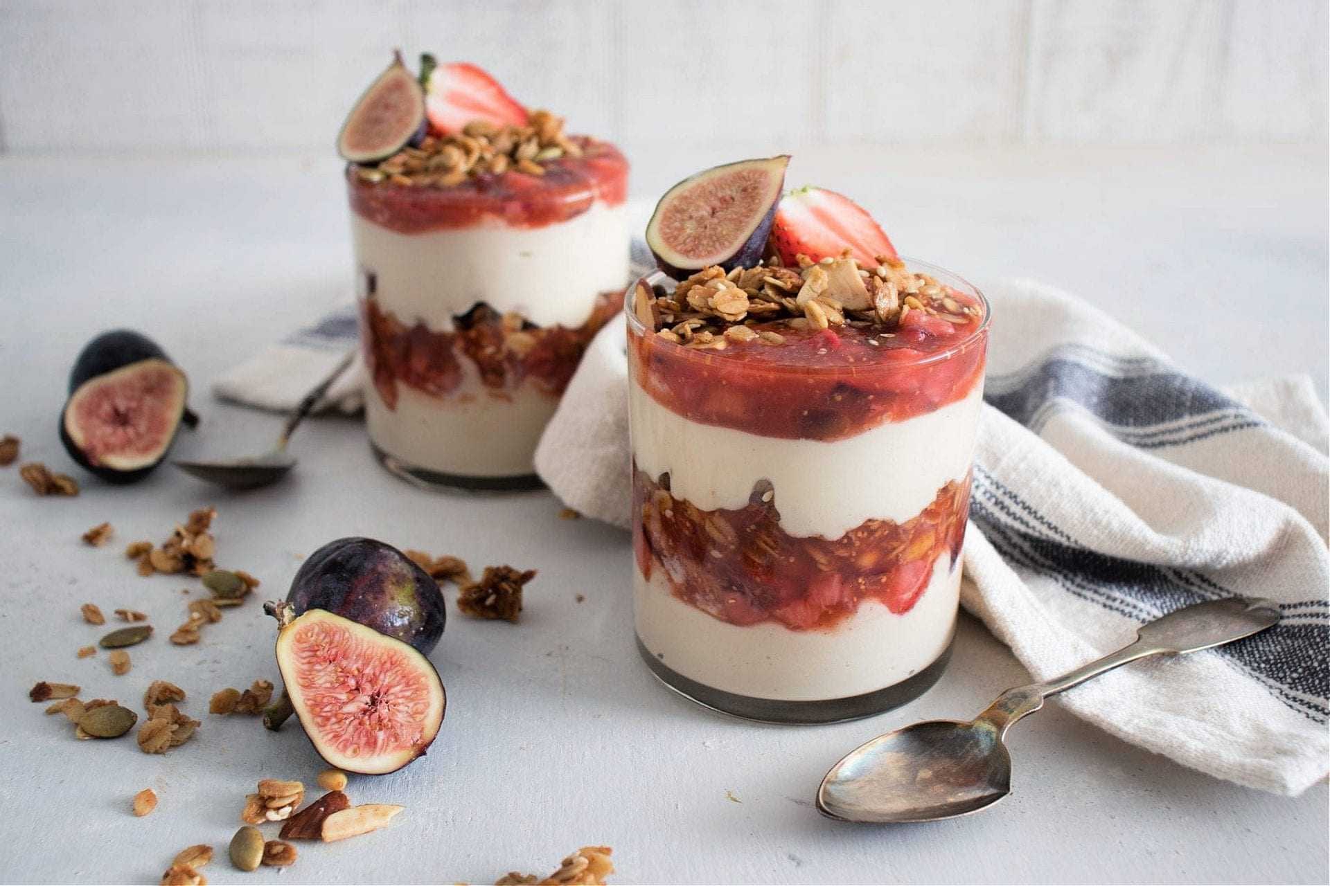 Tahini-Joghurt-Mousse-Parfaits mit Feigen- und Erdbeer-Olivenöl-Kompott