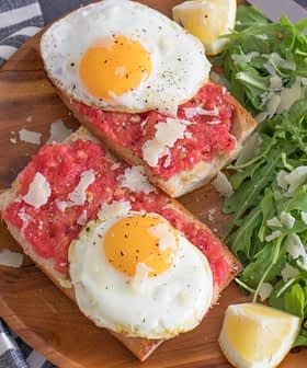 Pain espagnol aux tomates (Pan con Tomate) avec œufs frits à l'huile d'olive