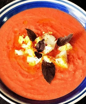 Salmorejo (sopa de tomate refrigerada com azeite de oliva com ervas)
