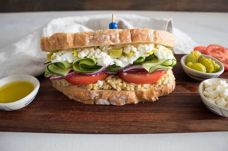 Sandwich-di-insalata-greca-e-olio-d'oliva-tende-sandwich-di-insalata-greca