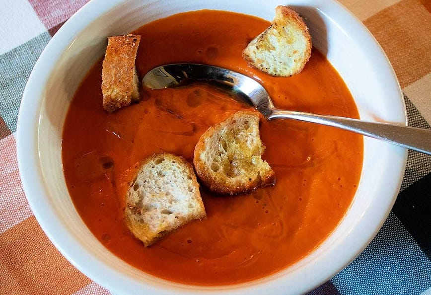 Süßkartoffel-Tomaten-Suppe mit Olivenöl und Za'atar Croutons