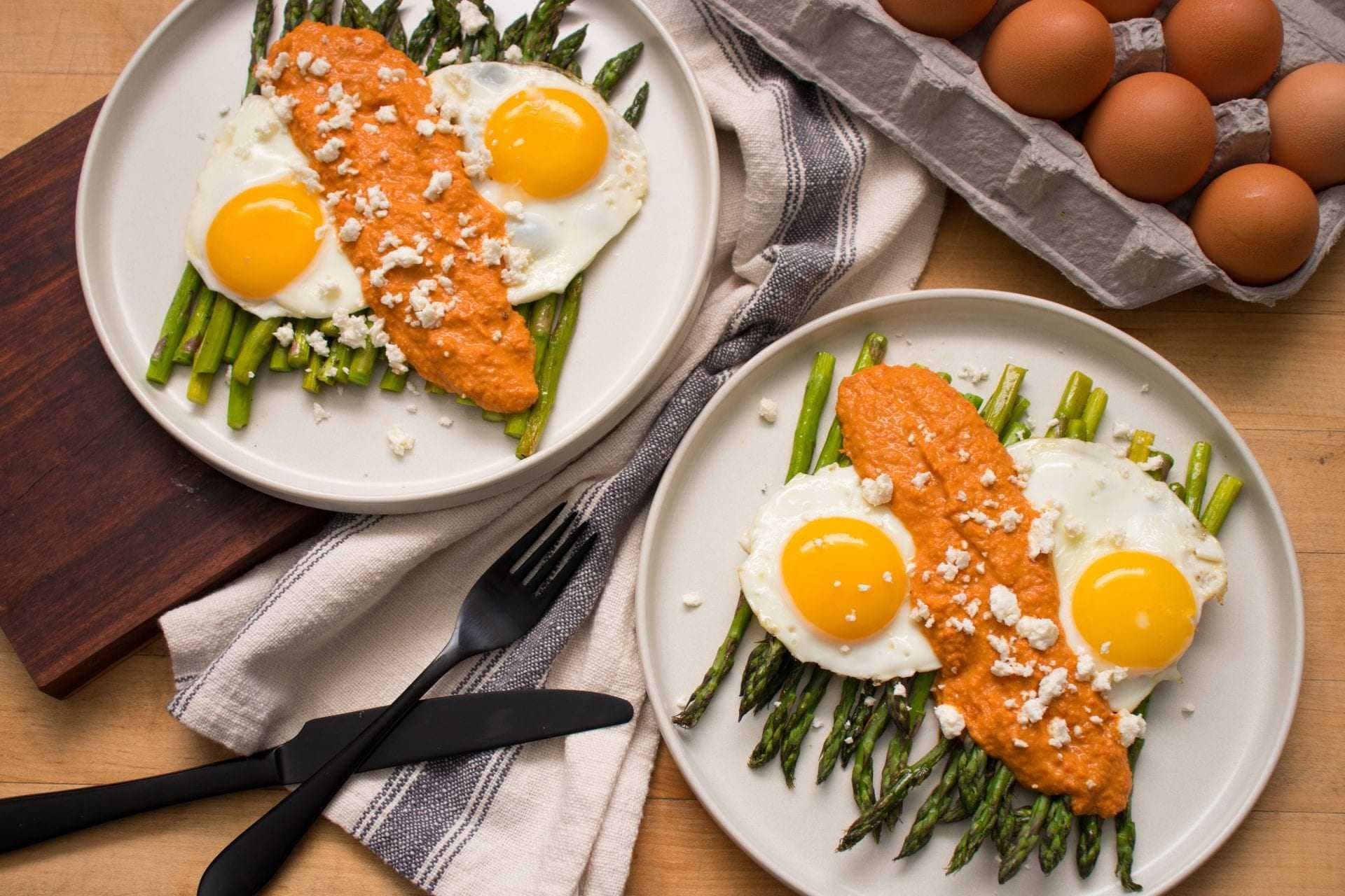 Жареная спаржа с домашним оливковым маслом Romesco и яйцами