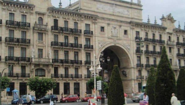 Facade of the Banco Santander building featuring ornate architectural details and balconies. - Olive Oil Times