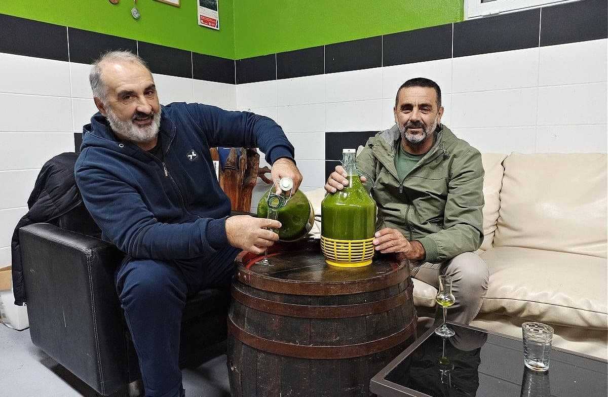business-europe-productie-viering-de-vrucht-van-een-oude-boom-in-montenegro-olijfolie-tijden